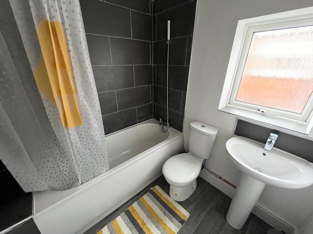 Amazing 8 Person 4 Bedroom And 2 Bathroom Mega House! Kingston upon Hull Exterior foto